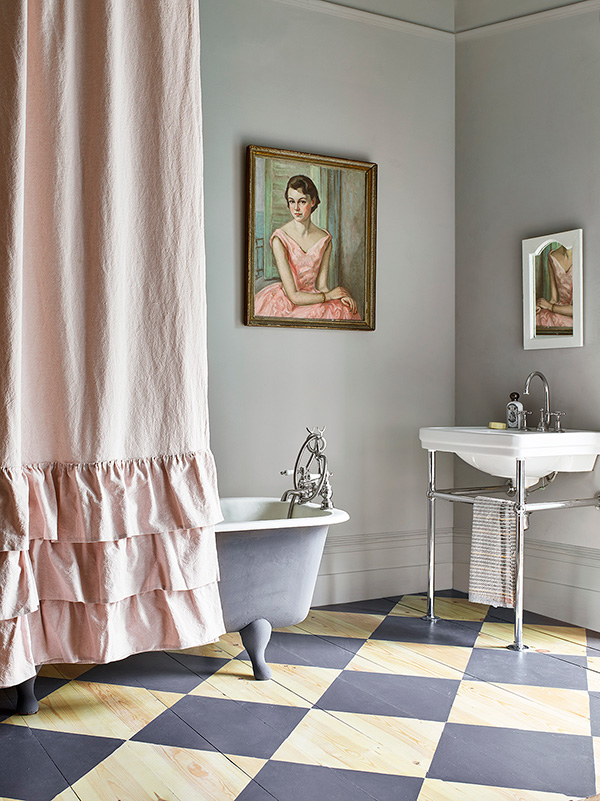 1639813652Annie-Sloan-Bathroom-Wall-Paint-in-Paris-Grey-Chalk-Paint-in-Old-Violet-Lifestyle-Portrait-1-RESIZED-1.jpg