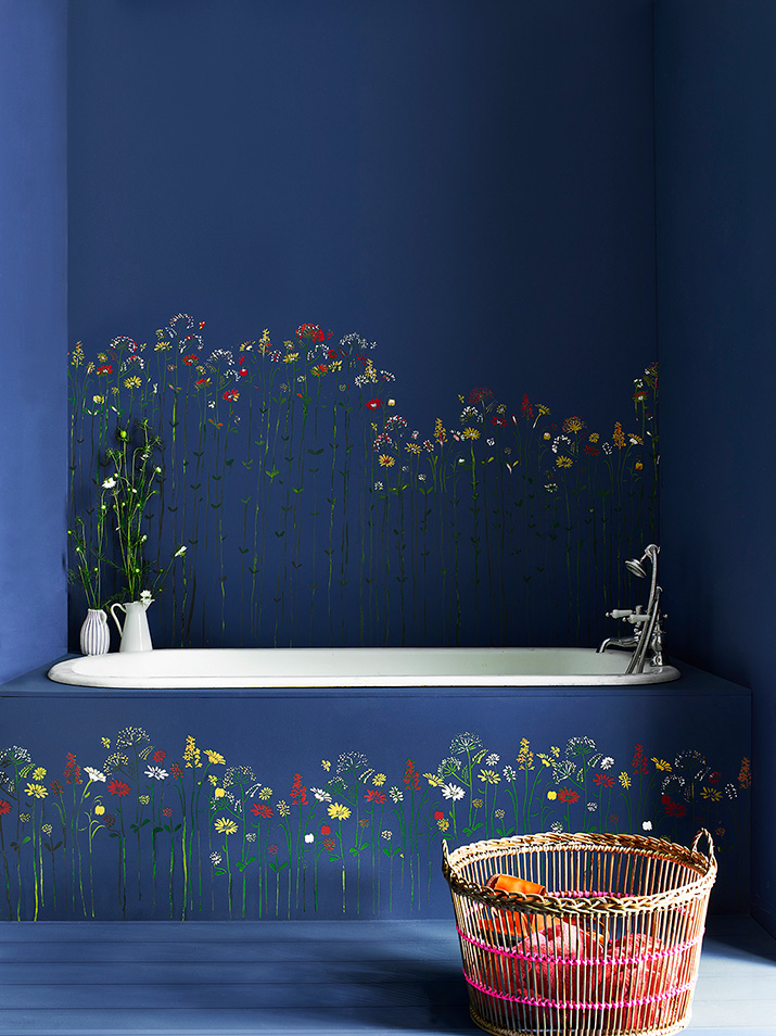 1639827865Annie-Sloan-Stencils-Meadow-Flowers-Bathroom-stencil-on-Napoleonic-Blue-wall-Lifestyle-Portrait-3RESIZED-1.jpg