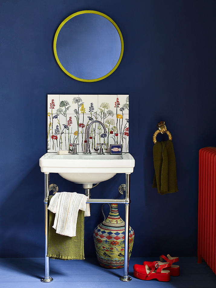 1639827866Annie-Sloan-Stencils-Meadow-Flowers-Bathroom-Stencil-on-Napoleonic-Blue-wall-mirror-Firle-radiator-Primer-Red-Lifestyle-Portrait-RESIZED.jpg