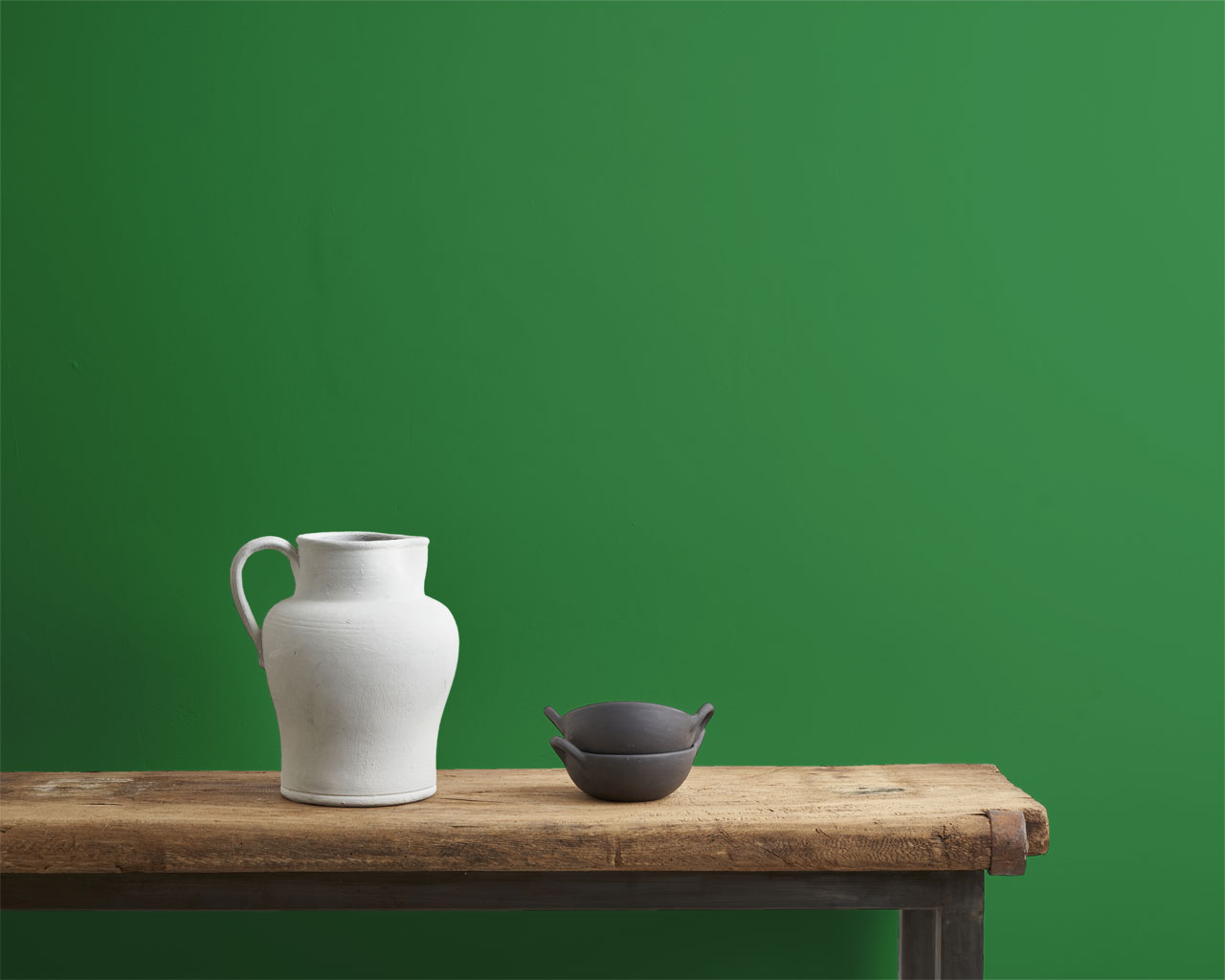 1639830269210328-1280x1024px-Schrinkle-green-Wall-Paint_White-and-Black-pot.jpg