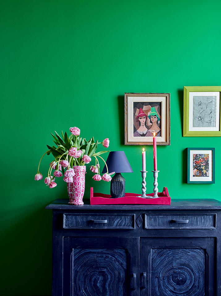 1639830270Annie-Sloan-Living-room-Bright-Green-Wall-Paint-Oxford-Navy-sideboard-with-Old-White-Capri-Pink-tray-Firle-frame-Lifestyle-Portrait-RESIZED-1-1.jpg