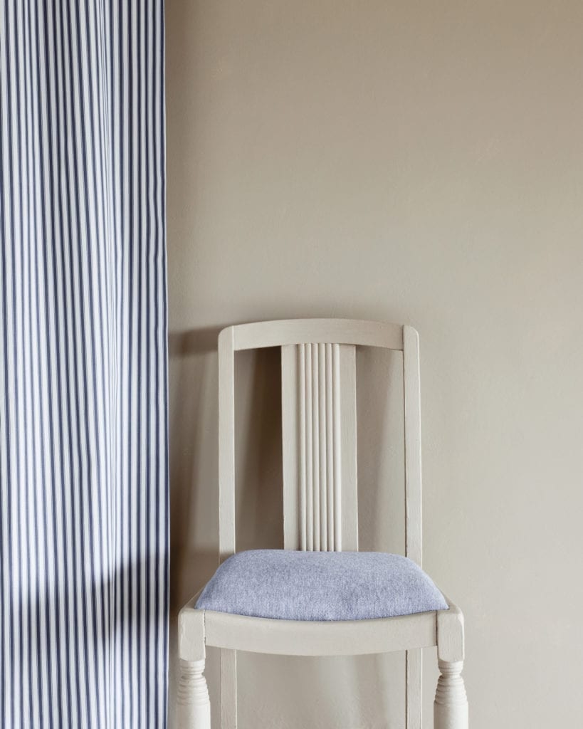 1641469091Country-Grey-Wall-Paint-by-Annie-Sloan-lifestyle-Ticking-in-Old-Violet-curtain-Linen-Union-in-Old-Violet-Old-White-seat-cushion-1600.jpg