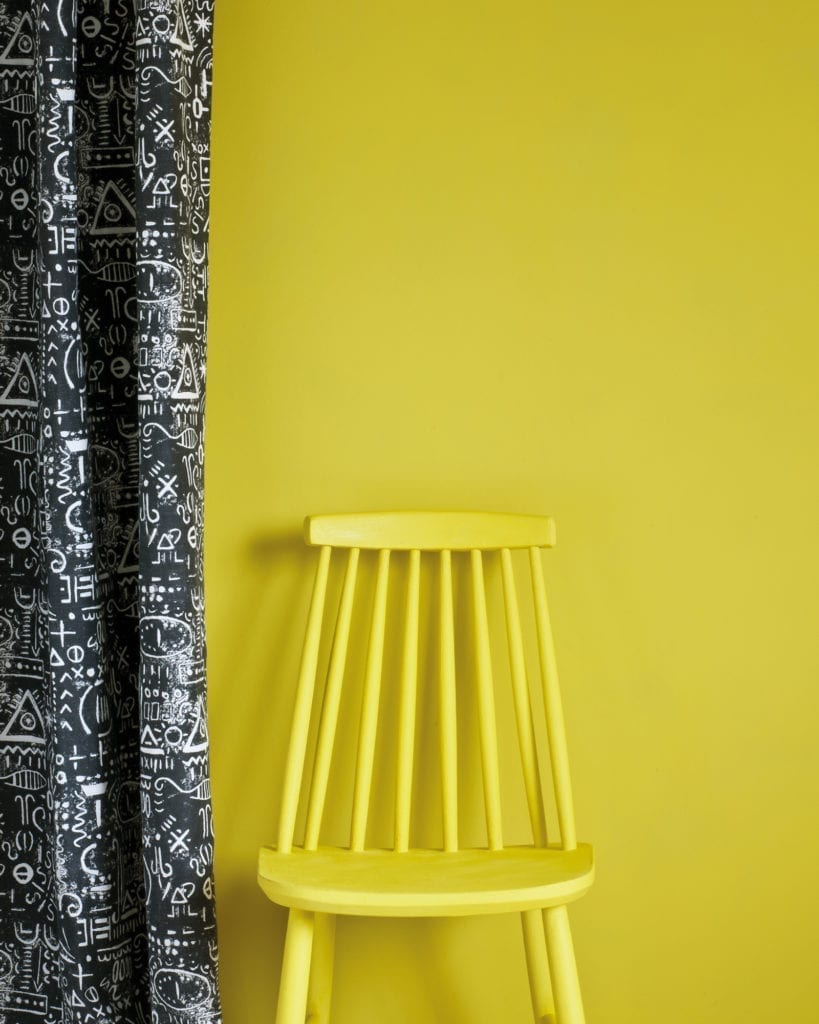 1641470023English-Yellow-Wall-Paint-by-Annie-Sloan-lifestyle-Tacit-in-Graphite-curtain-1600.jpg