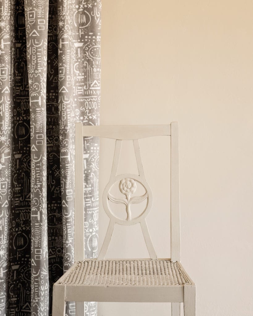 1641471433Old-Ochre-Wall-Paint-by-Annie-Sloan-lifestyle-Tacit-in-French-Linen-curtain-1600.jpg